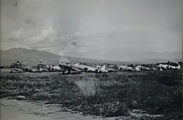 堤ヶ岡飛行場に列ぶ陸軍4式戦闘機疾風