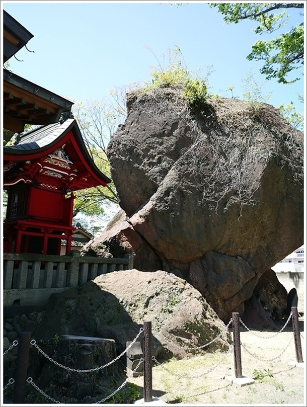岩神稲荷神社の裏に見える巨石