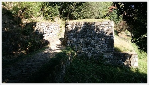 ���R��̌����ȐΊ_�͔n�ꉺ�ʘH�i�n��s�̉��ʒu�j