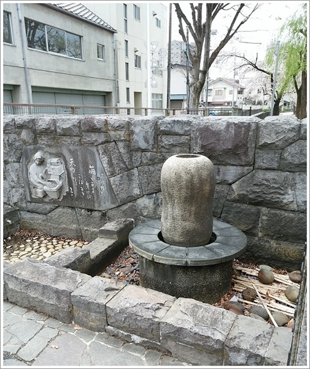 ���܂�Ă���O��������֘A�̐Δ�