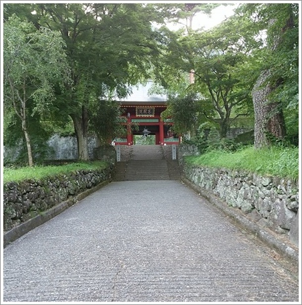 妙義神社に続く石道(総門)
