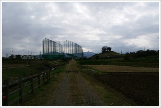 奥に見えるのが白石稲荷山古墳、隣にはゴルフ練習場(白石古墳群)