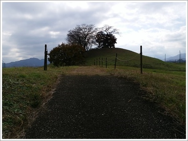 舗装道路の先が白石稲荷山古墳(白石古墳群)