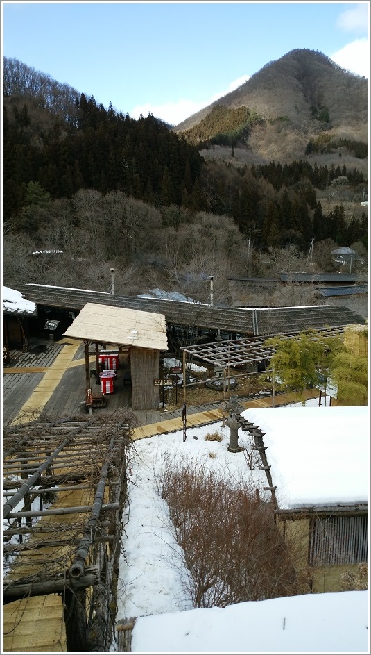 かやぶき屋敷から露天風呂の方を撮った写真