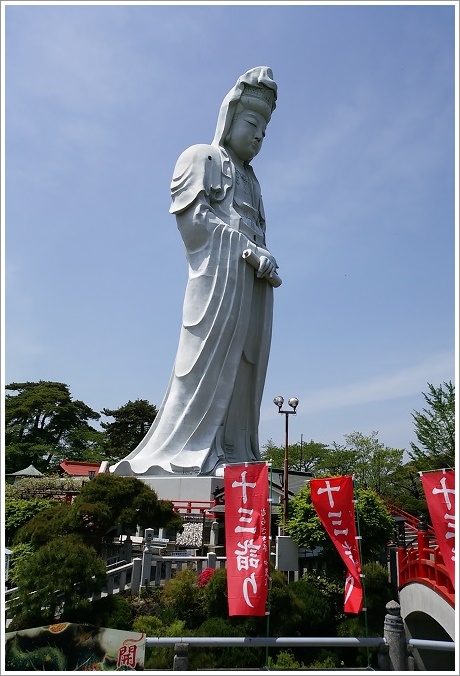 そびえ立つ高崎白衣大観音