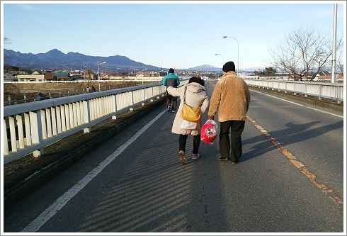 だるまを持って帰る人