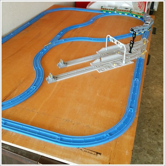 なぜか自販機食堂にある電車のおもちゃは動きます