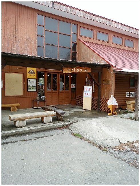 ソフトクリームが味わえる神津牧場の売店