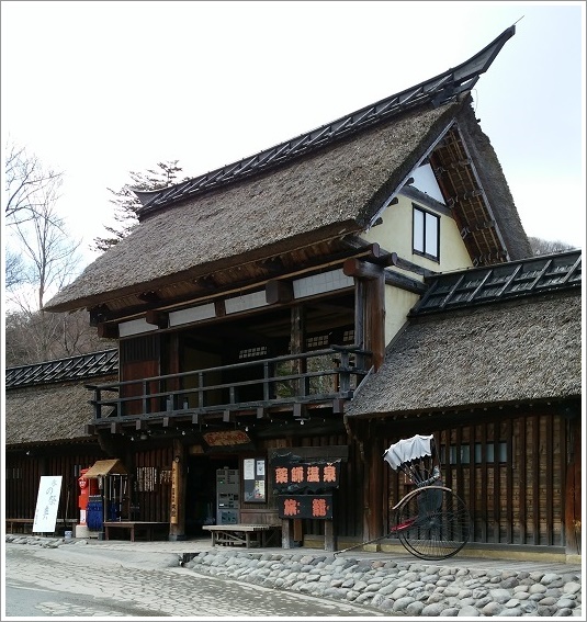 タイムスリップしたようなかやぶき屋根です