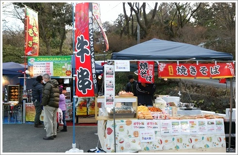 テントを張った焼きそばや牛串販売