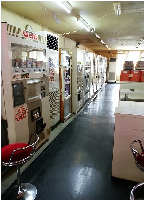 ビックチェイス富岡の自販機店内