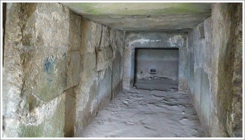 両袖型横穴式石室の内部