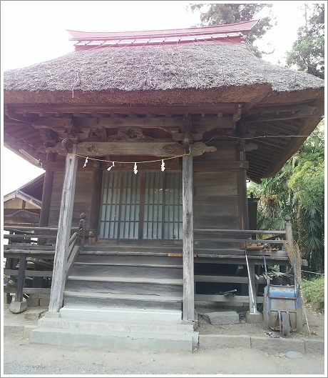 二宮赤城神社の茅葺きの社務所
