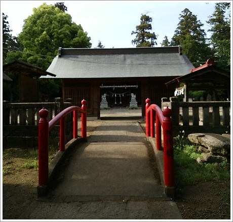 二宮赤城神社拝殿に続く赤い橋、前は随神門