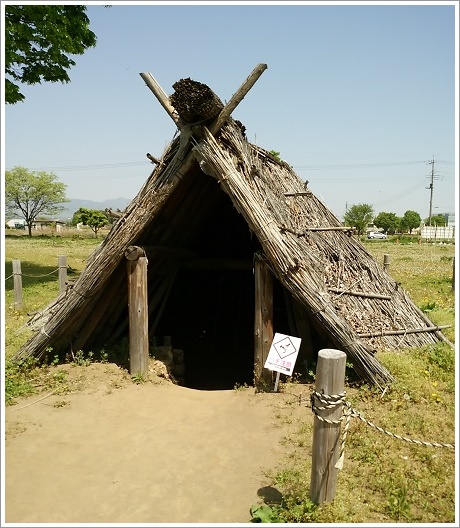 井出二子山古墳前にある竪穴式住居
