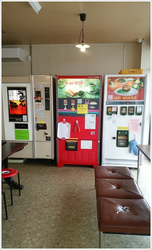 人気定番の三台の自販機が稼働中