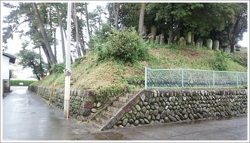 光厳寺の南側から見た宝塔山古墳