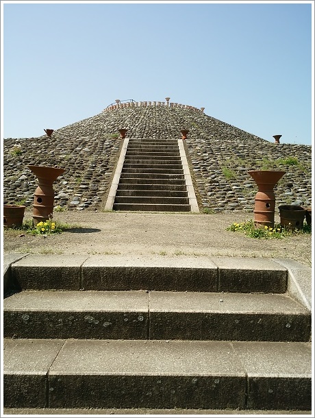 八幡塚古墳の頂上に通じる階段