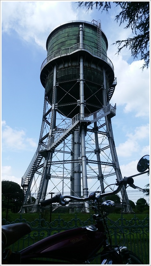 前橋水道資料館の裏に立つ水道タンク