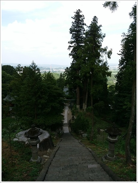 妙義神社御本社に続く脇参道妙義神社から振り返って見た景色