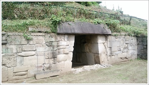 宝塔山古墳南側の石室入口