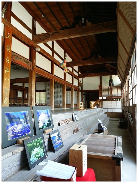 宝積寺の本堂の中は広く、大きな鐘があります