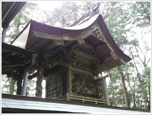 宿稲荷神社の彫刻が見事な社殿