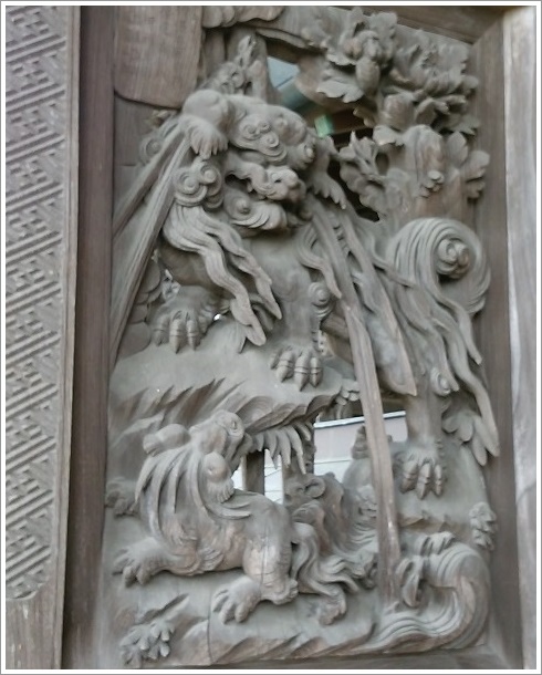 宿稲荷神社拝殿にある見事な彫刻