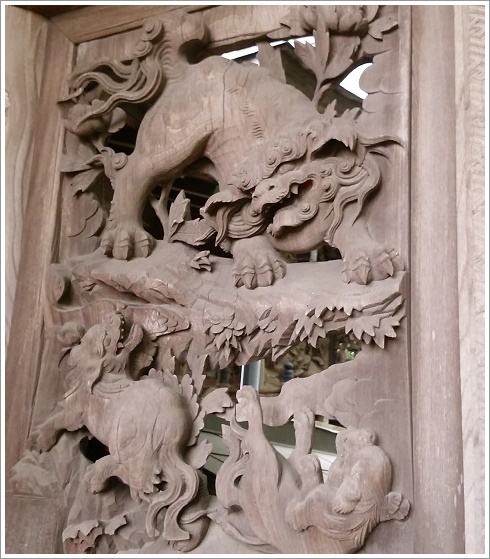 宿稲荷神社拝殿の横にある見事な彫刻