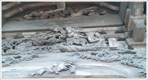 宿稲荷神社拝殿正面にある見事な彫刻