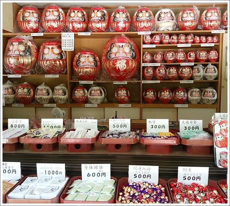 小林山達磨寺売店に並ぶ大小の縁起達磨