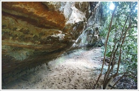 岩が屋根になる千人隠れ
