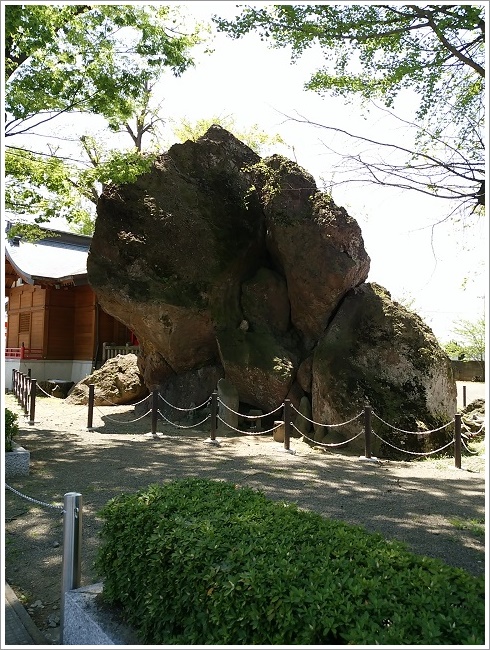 岩神稲荷神社の飛石