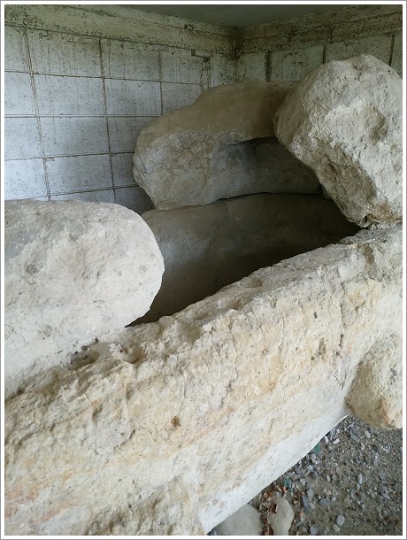 巨大な船形石棺（薬師塚古墳）