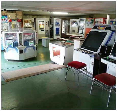 店内のレトロ自販機とゲームコーナー
