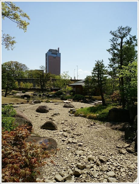 日本庭園から見える前橋市県庁
