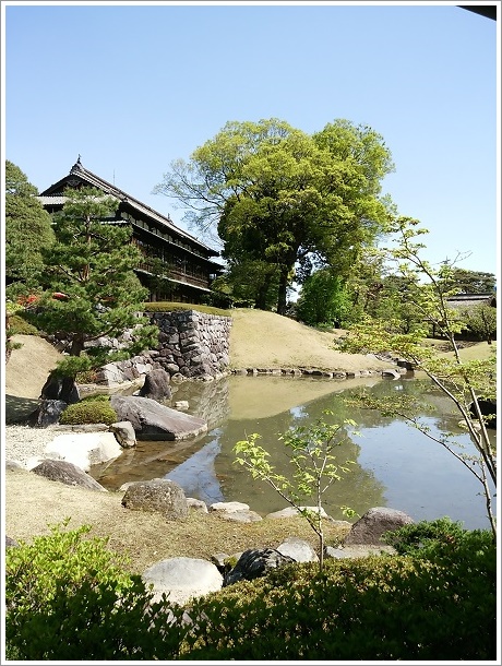 日本庭園から見た臨江閣