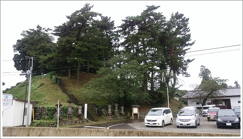 東側から見た宝塔山古墳の全体画像