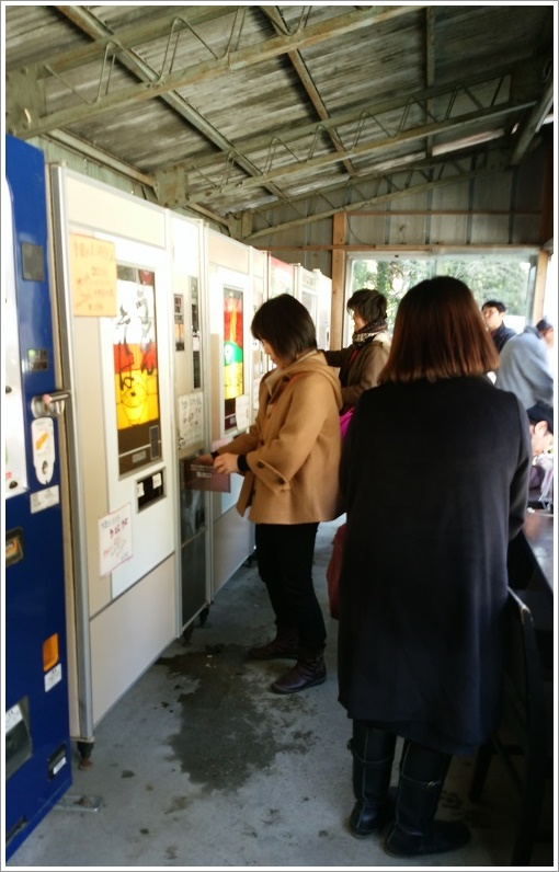 混雑している丸美屋自販機コーナー店舗内