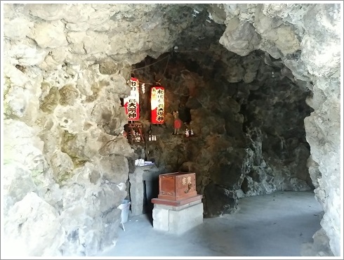 琴平神社の洞窟お稲荷様