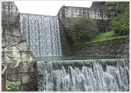 立沢川ダム緑地の流れ落ちる二段の滝