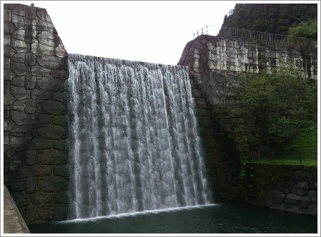 立沢川ダム緑地の流れ落ちる滝