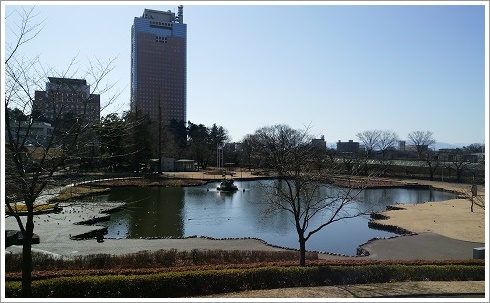 群馬県庁と鶴まう形の幸の池