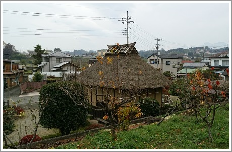 茅葺屋根の復元された上芝の共同水車