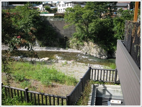 道の駅オアシスなんもくの裏は清流南牧川が静かに流れる