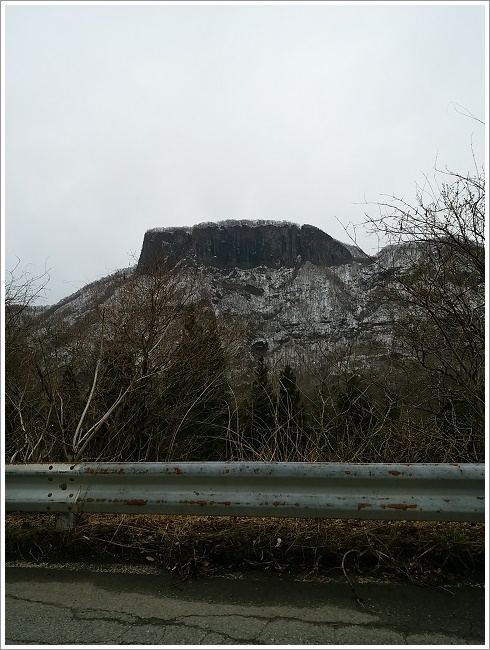 遠くからは真っ平らに見える荒船山