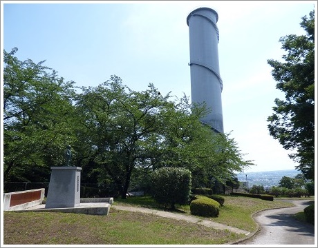 銅像と佐久発電所のサージタンク