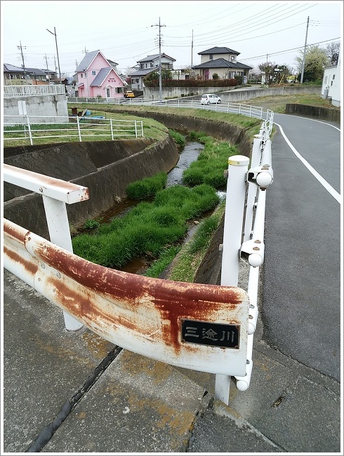 錆びたガードレールに三途川のプレート
