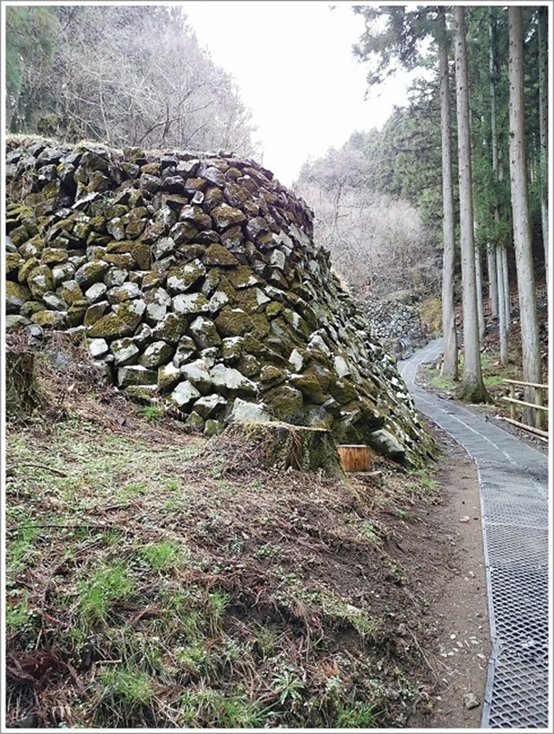 �ςݏグ��ꂽ�r�D�����̐Ί_3������