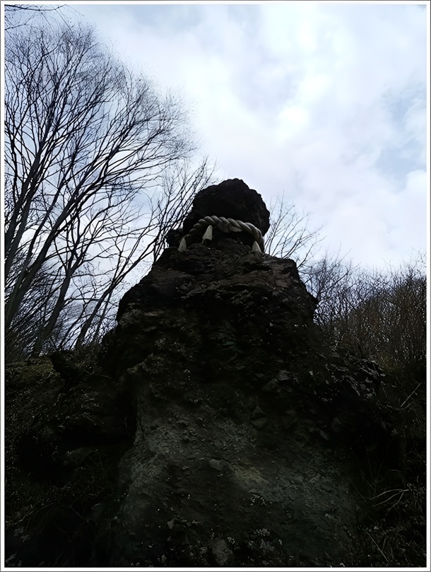 下から見た男根岩